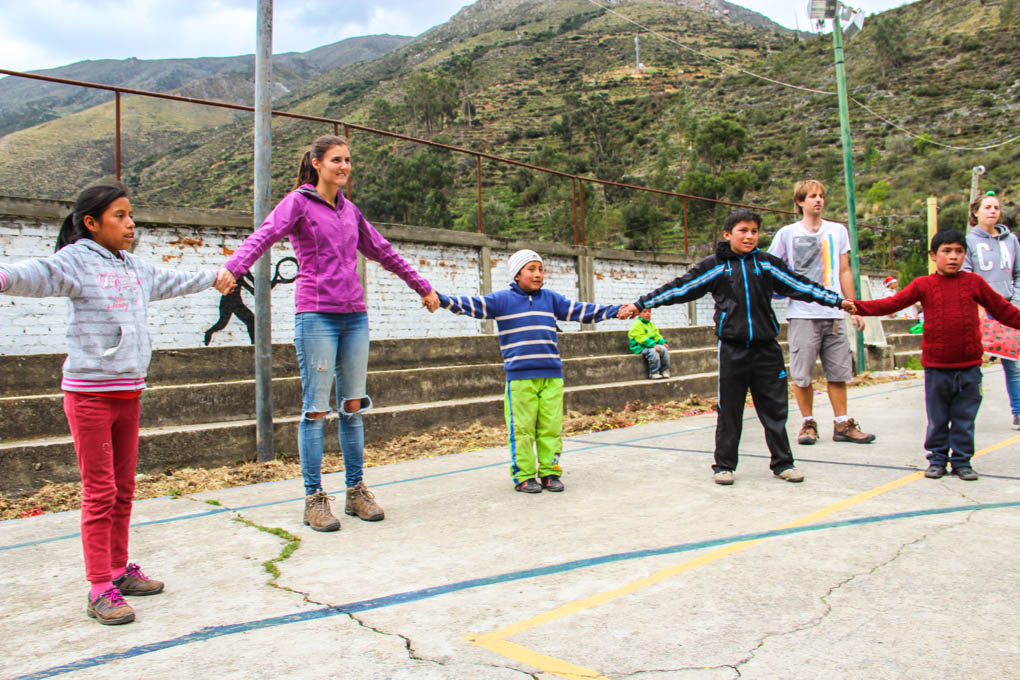 Christmas games in Huacaya